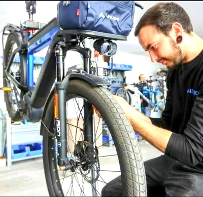 Maurice Rautenberg bei der Arbeit an einem E-Bike